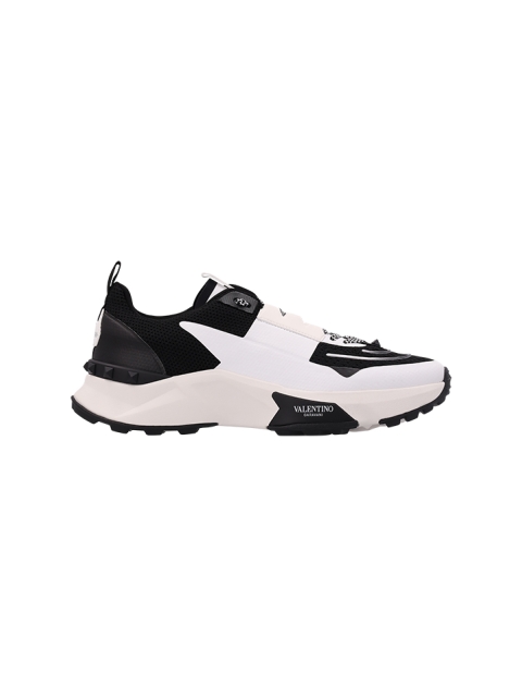 LOW TOP TRUE ACT SNEAKERS