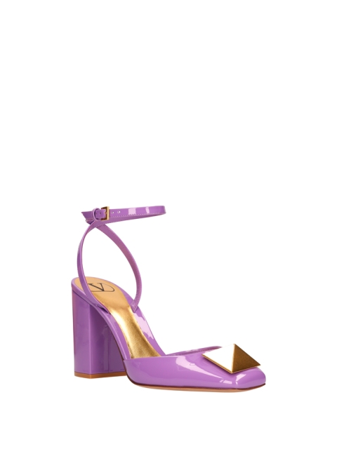 ONE STUD PUMPS IN PATENT LEATHER AND STUDS